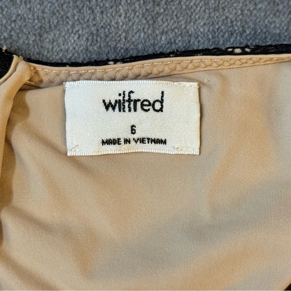 Wilfred Black Lace Dress

#1290 - Picture 7 of 10